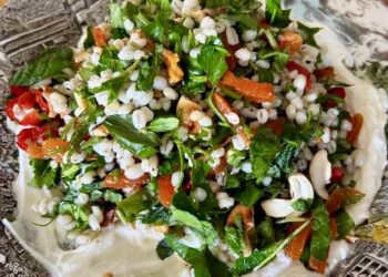 תבשיל שרי מתובל על שמיכת לבנה