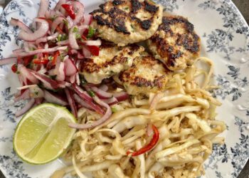 ארוחת קיץ אסייתית בצלחת