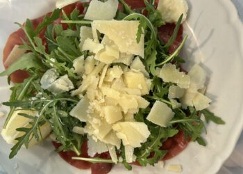 ברזאולה – בשר כבוש בצלחת איטלקית