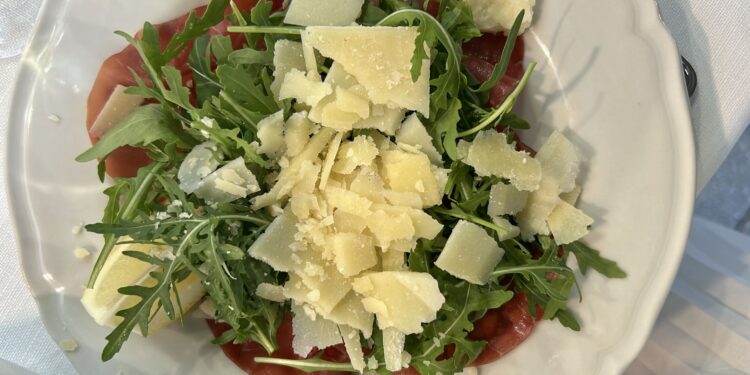 ברזאולה – בשר כבוש בצלחת איטלקית