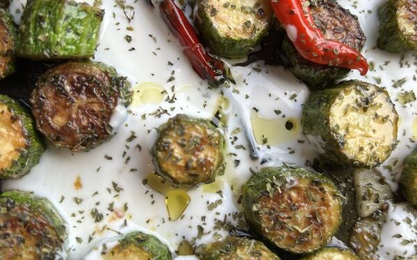 קישואים צרובים ביוגורט צונן