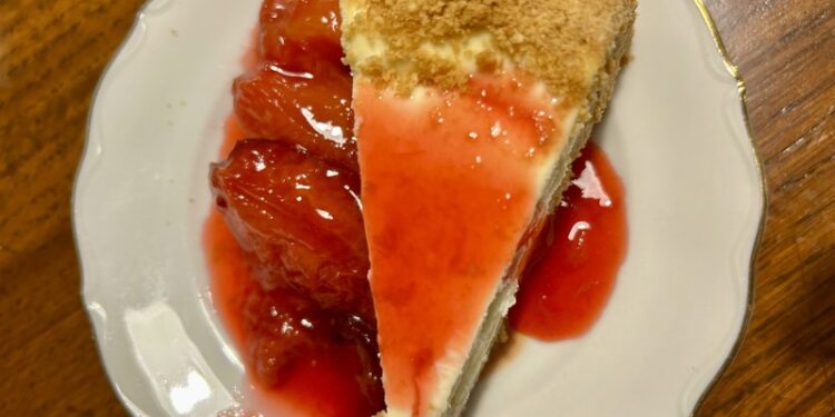 עוגת ריקוטה איטלקית לימונית עם מרקחת שזיפים